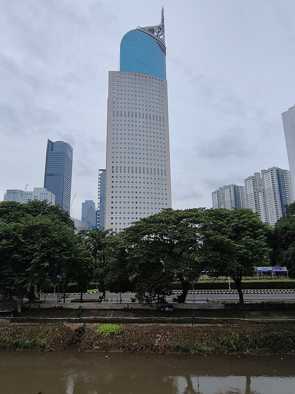 Gedung perkantoran di kawasan kota