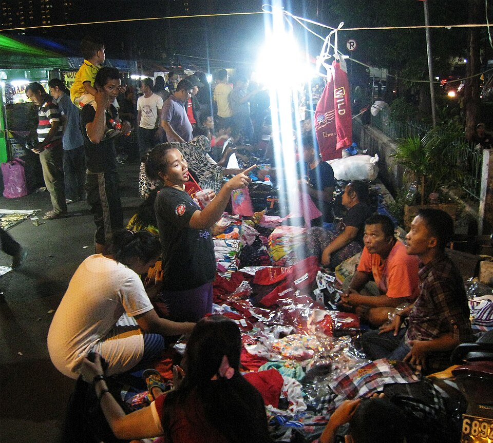 Keramaian pengunjung di acara bazar
